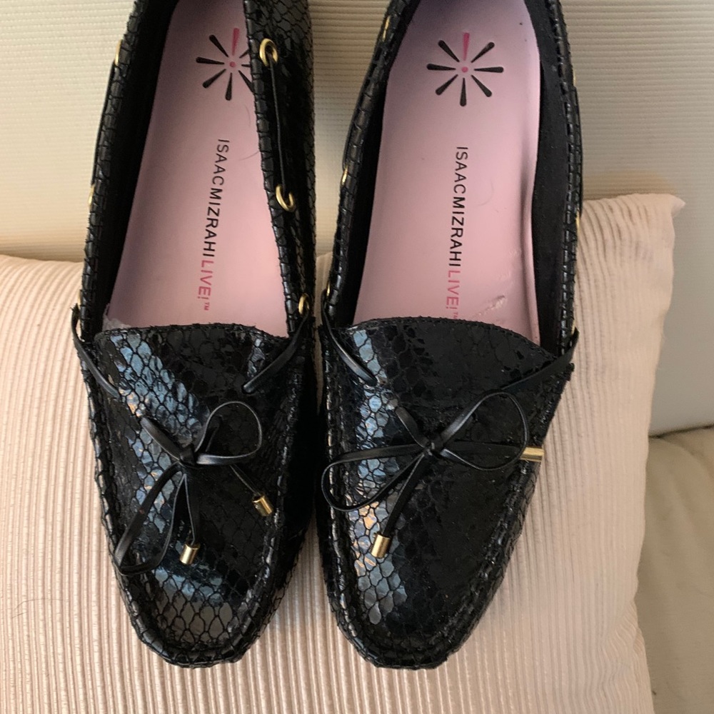 Isaac Mizrahi  shiny embossed pattern. Black